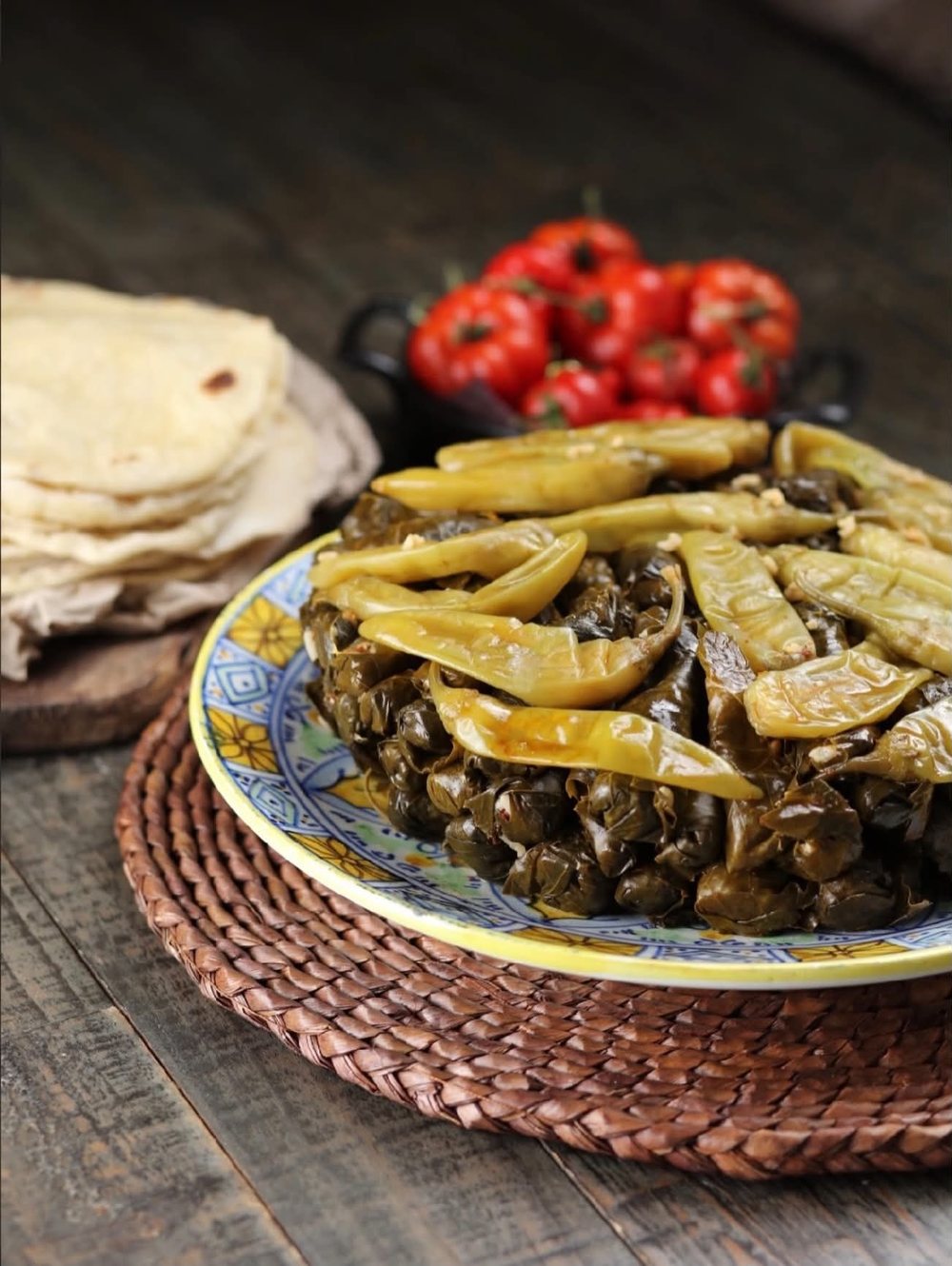 Dolma med vinblad och paprika, tunnbröd och tomater