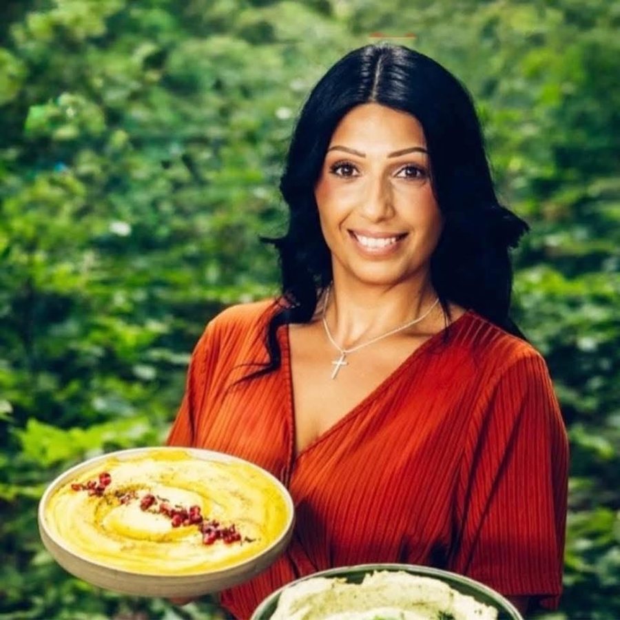 Mayka med två skålar hummus