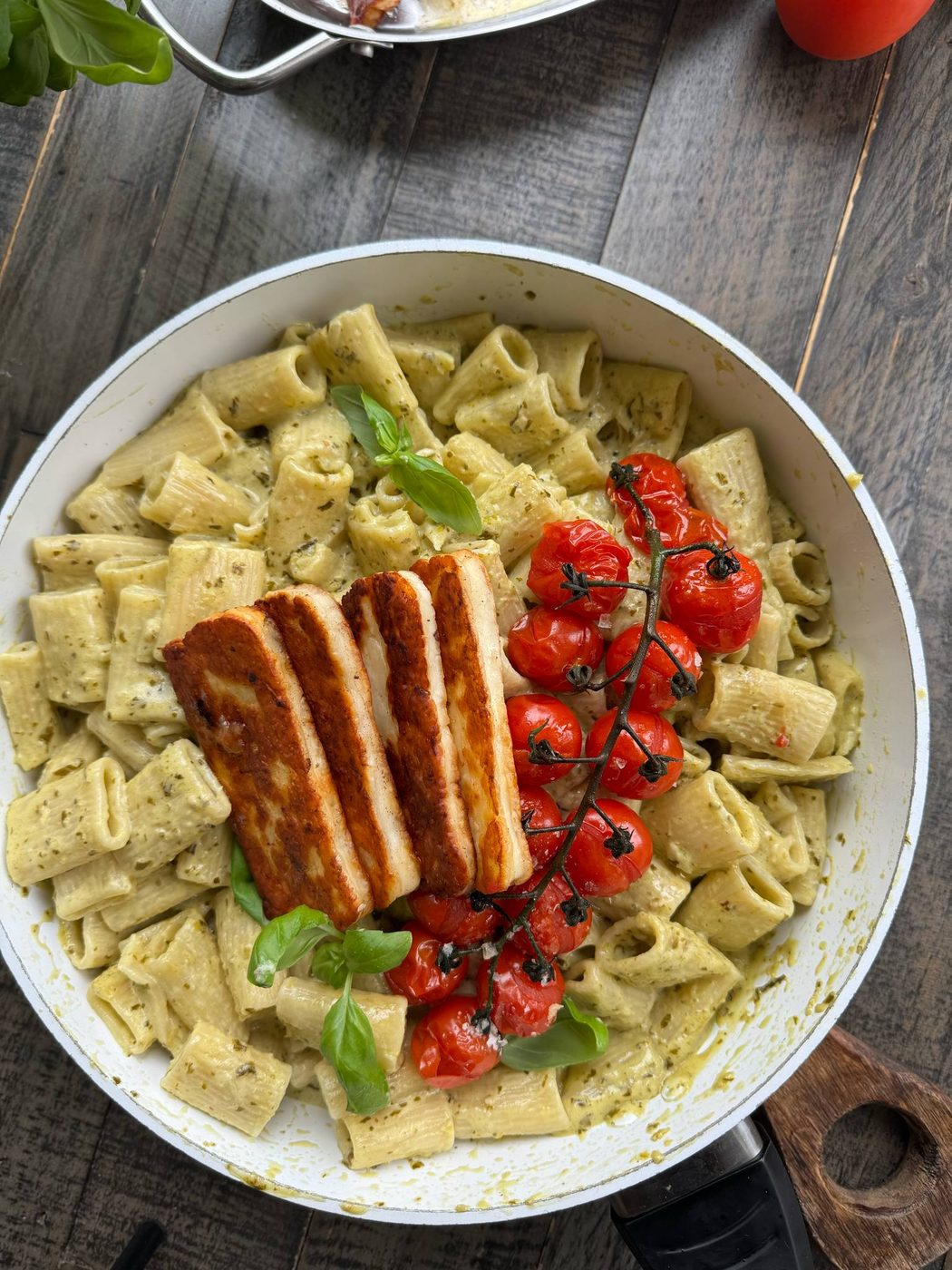 Pasta pesto med ugnsbakade tomater & stekt halloumi